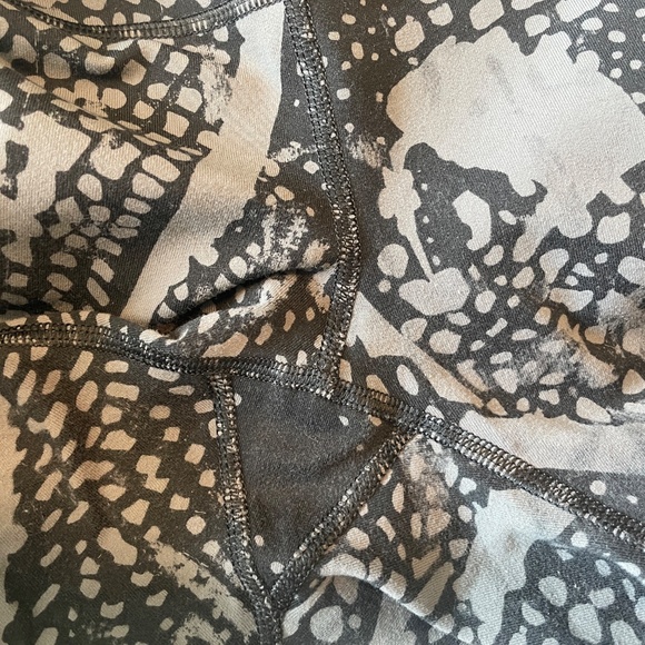 Lululemon Wunder Under Leggings 8 - Picture 4 of 5